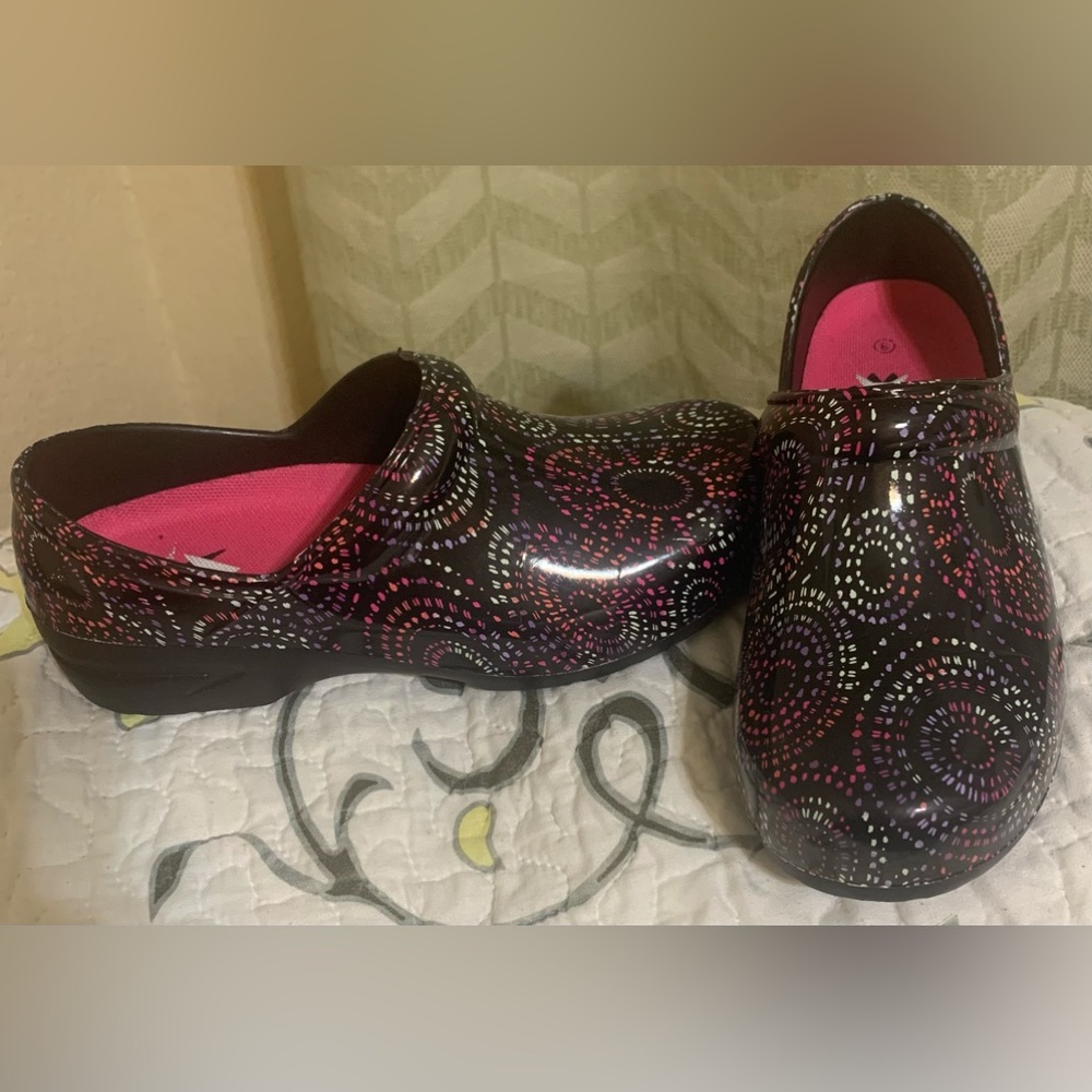 Women’s Anywear Nursing clogs. Size 8. Multi-colored